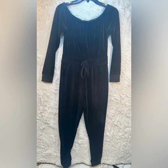 Rue21 Elegant Black Off Shoulder Velvet Jumpsuit Size M - Picture 1 of 7